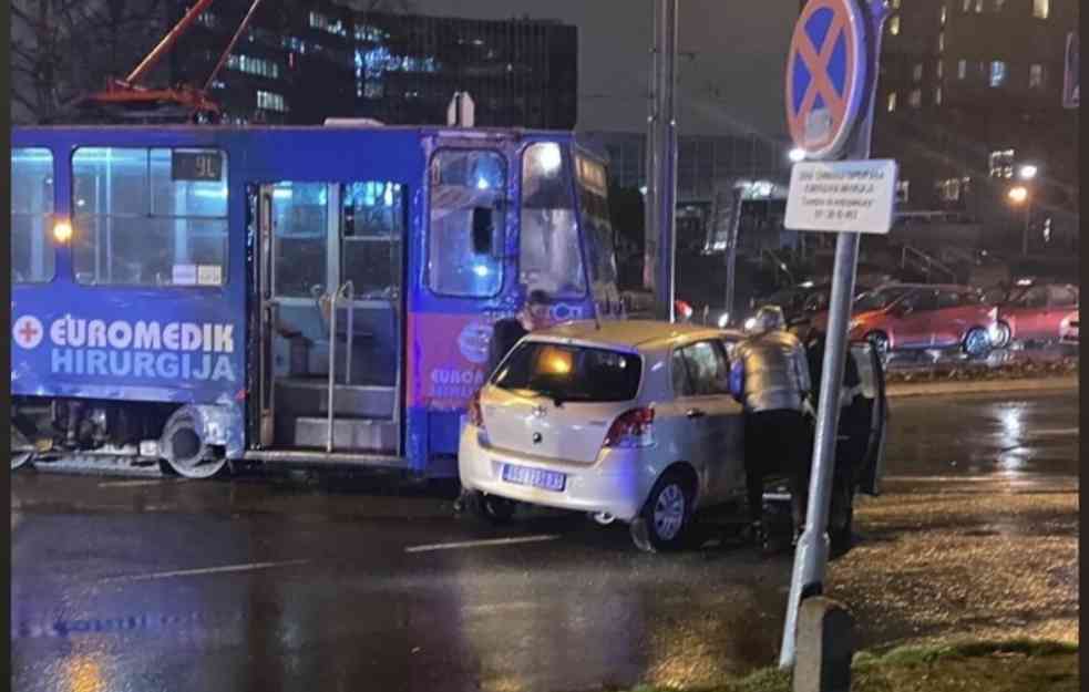 UDES KOD UŠĆA: Povređene dve osobe, sudarili se tramvaj i automobil