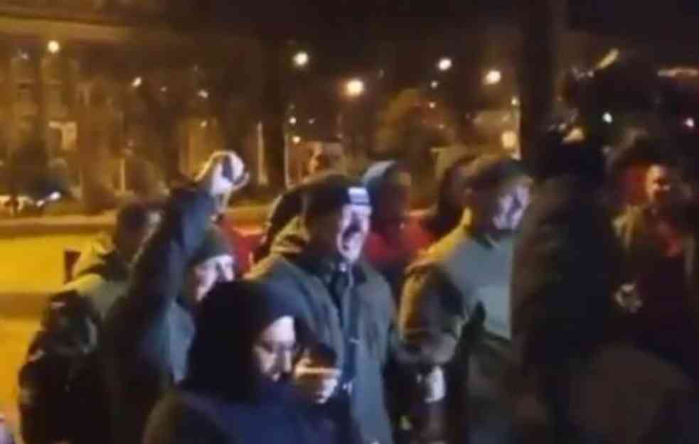 SLAVLJE NA ULICAMA DONJECKA: Narod oduševljen Putinovom odlukom, ceo Donbas je večeras na nogama (VIDEO)