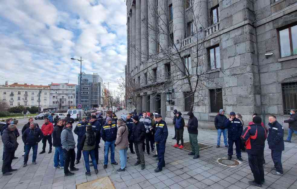 NE PUŠTAJ!!!!!  ŠTRAJK POŠTARA: Traže POVEĆANJE PLATA i bolje UGOVORE