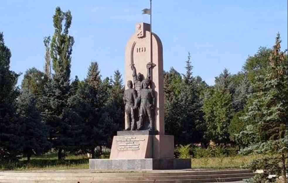 NEMA SVETIJIH OBRAZA OD BRATSKIH: Spomenik u Donbasu kao simbol NERASKIDIVE veze srpskog i ruskog JUNAŠTVA (FOTO)