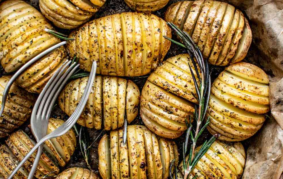 HRSKAVIJI NEGO IKAD: Za pripremu OVOG krompira trebaće vam jedna čaša, a krajnji rezultat je FENOMENALAN (VIDEO)