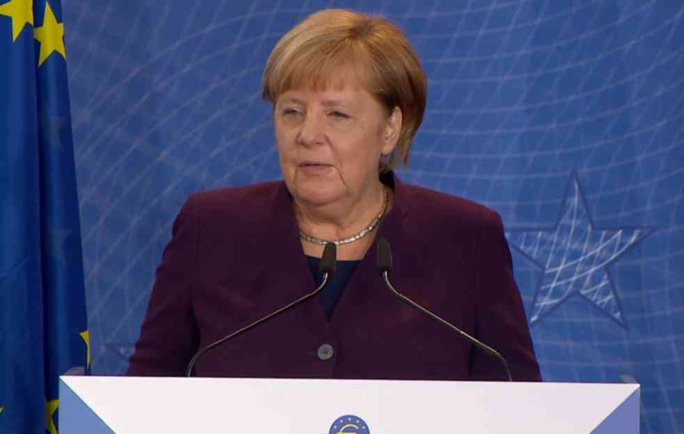 KUPOVALA NAMIRNICE, PA OSTALA BEZ NOVČANIKA: Opljačkana Angela Merkel, telohranitelj nije reagovao
