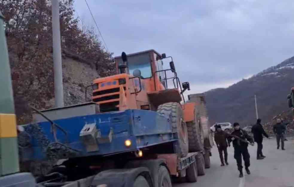 BETONSKI BLOKOVI KOD BRNJAKA! Kosovska policija postavlja nove baze kod administrativnog prelaza (VIDEO)