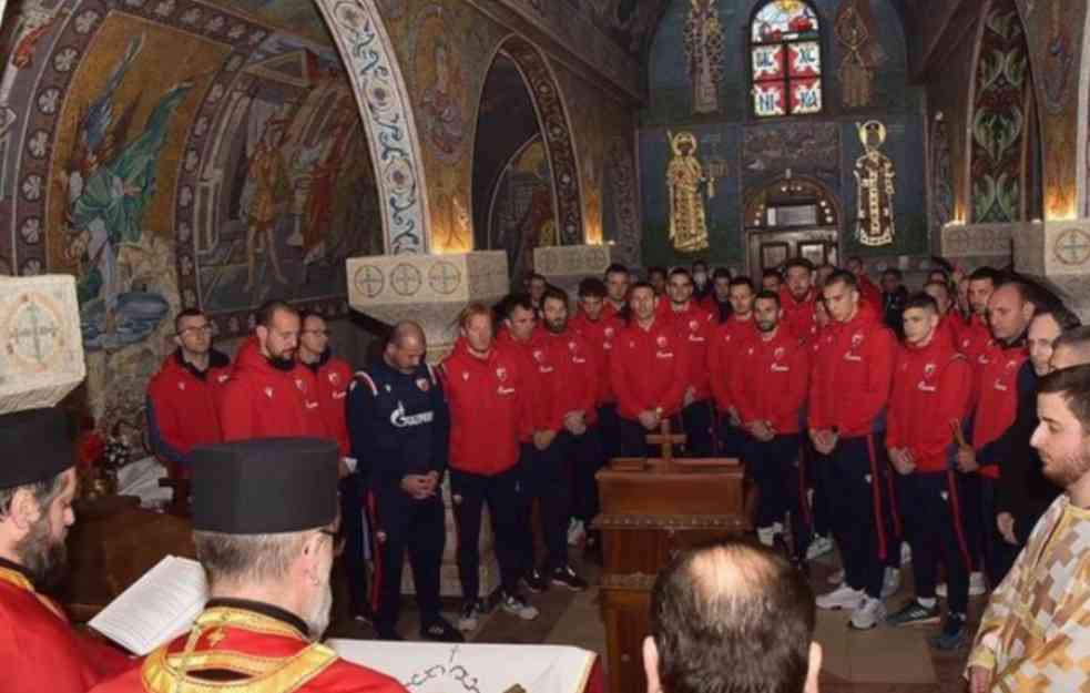 PRIPREME PRED DERBI! Fudbaleri Crvene Zvezde posetili crkvu Svete Petke na Kalemegdanu (FOTO)