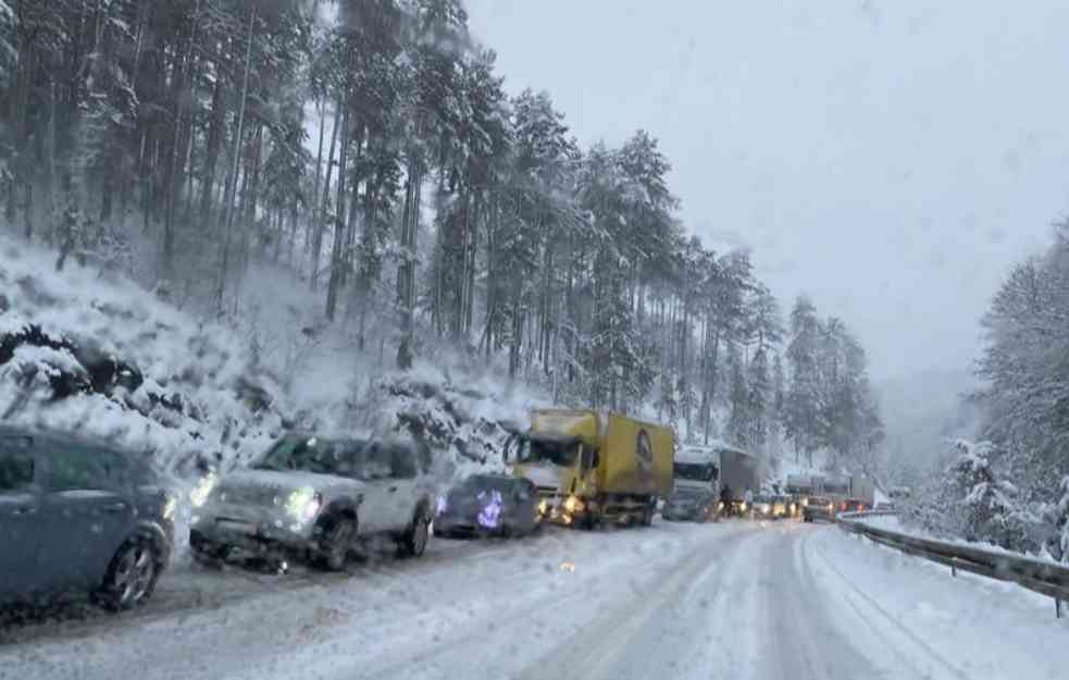 TOTALNI KOLAPS NA PUTU ZA ZLATIBOR: Desetine automobila ZAGLAVLJENO u koloni 