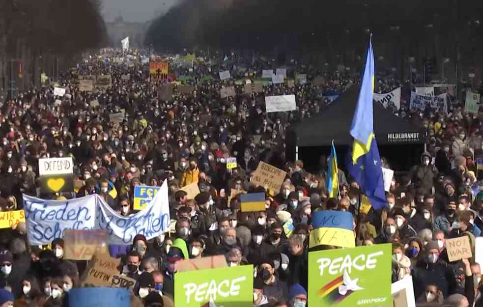 OGROMAN BROJ LJUDI NA PROTESTU: Berlin je ustao, Nemci pružili podršku Ukrajini (VIDEO)