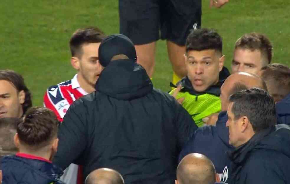 HAOS NA MARAKANI: Lola Smiljanić uleteo na teren, Stanković ga smirivao 