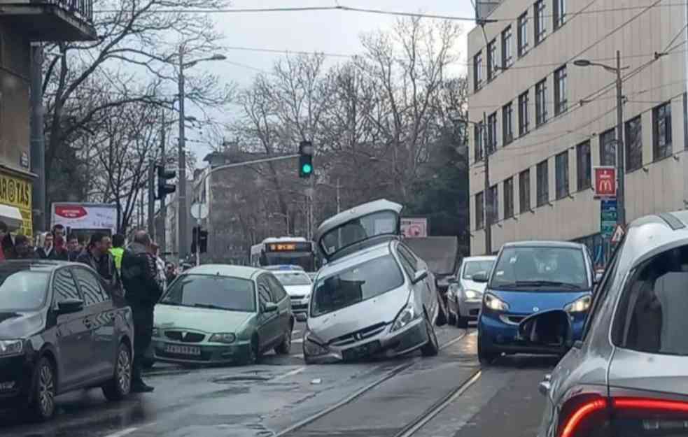 DIKA I PONOS VESIĆEVOG BEOGRADA! Otvorio se asfalt u centru Beograda, automobili propali u rupu (FOTO)