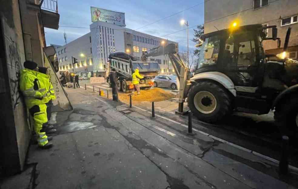 NIJE MOGLO RANIJE? Kada su počeli da propadaju automobili u asfalt Vesić rešio da zatrpa rupe (FOTO)