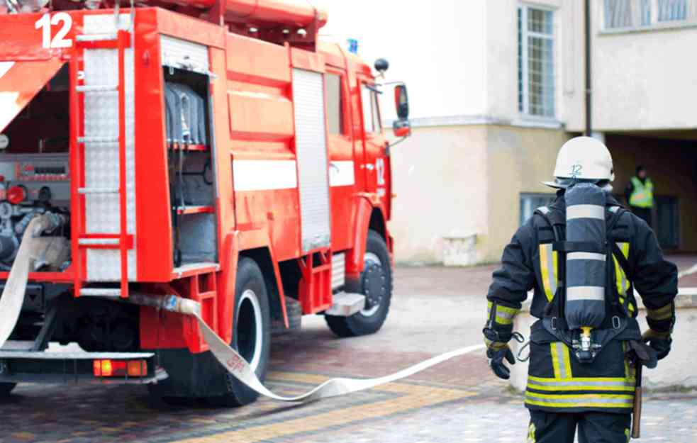BUKTI POŽAR NA PALILULI: <span style='color:red;'><b>Zapalio se stan</b></span> u suterenu kuće, VATROGASCI NA TERENU!