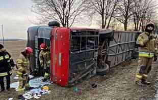 UŽAS U POLJSKOJ: <span style='color:red;'><b>Prevrnuo se autobus</b></span> pun izbeglica iz Ukrajina, povređena deca (FOTO)