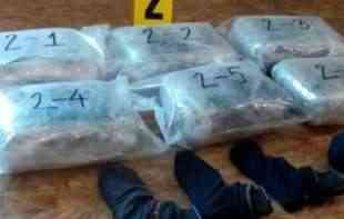 <span style='color:red;'><b>POLICIJSKA AKCIJA</b></span> NA BATROVCIMA: Uhapšena devojka sa 16 kilograma marihuane i 20 pištolja