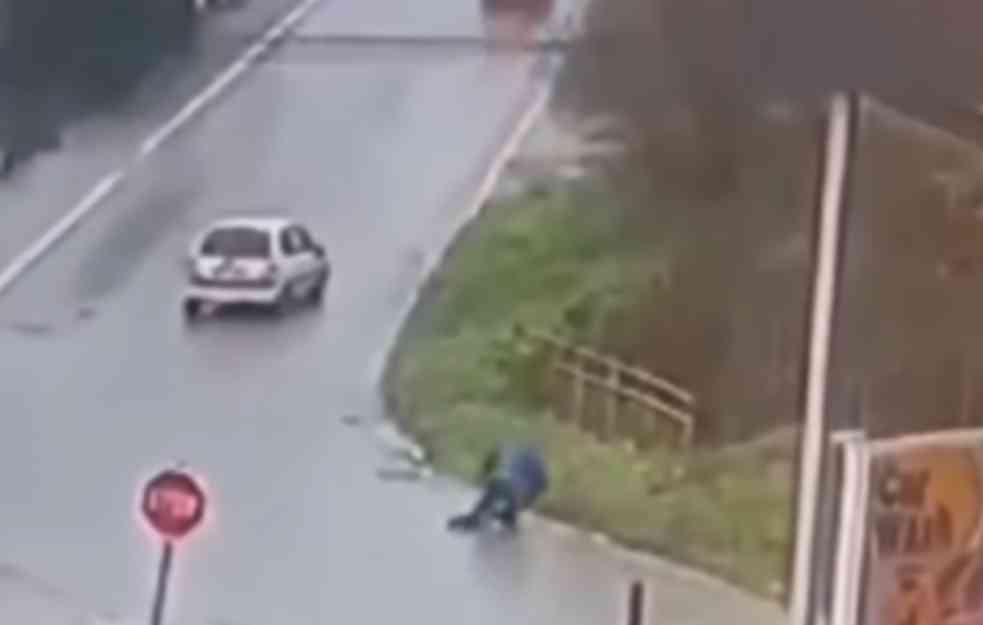 UZNEMIRUJUĆE! JEZIV SNIMAK IZ LAZAREVCA: Čovek pokušava da pređe ulicu, auto izlazi iz krivine i udara ga (VIDEO)
