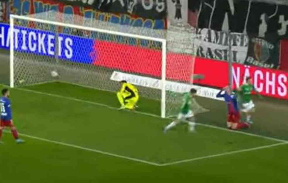 TEŽAK UDARAC ZA STRAHINJU PAVLOVIĆA: Srbin će morati što pre da zaboravi ovaj meč, zamenjen u 26. minutu (VIDEO)