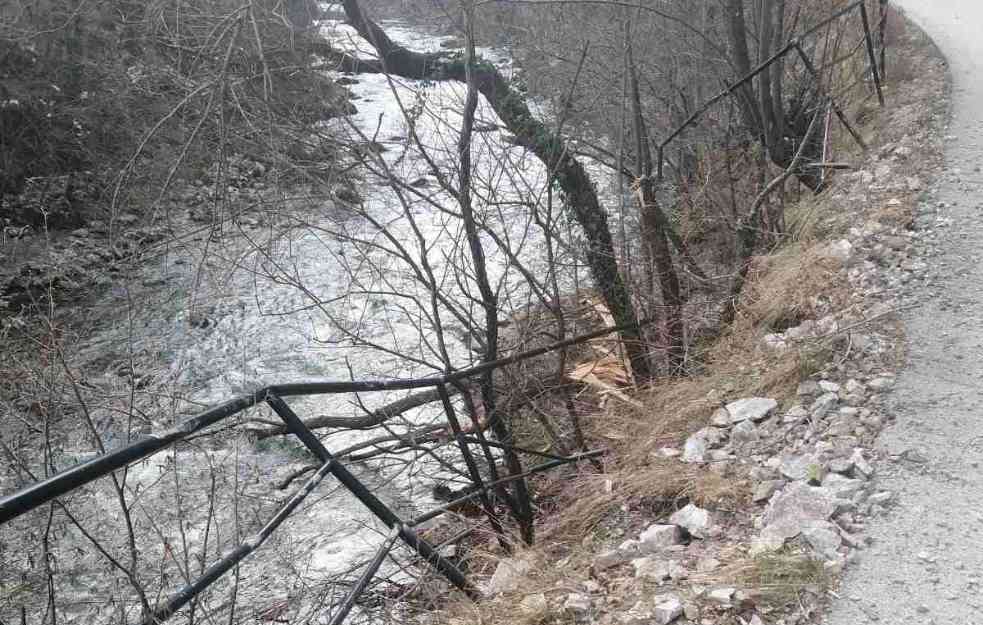 ČUO SAM TUTNJAVU I ODMAH ZGRABIO DETE: Užičanin i njegov sin izbegli tragediju u kanjonu Đetinje, sekunde ih delile od smrti (VIDEO+FOTO)