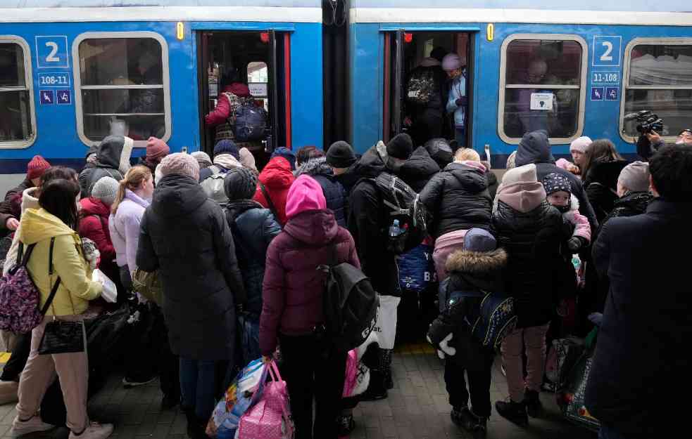 LJUDSKI STAMPEDO NA ŽELEZNIČKOJ STANICI U KIJEVU: Ljudi se guraju da uđu u voz za ZAPADNU UKRAJINU