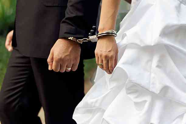 UMESTO BURME, MLADI NA RUKE STAVILI LISICE: Skandal na venčanju, HAPŠENJE, a sve zbog BIVŠE ŽENE