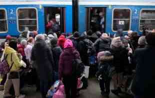 LJUDSKI <span style='color:red;'><b>STAMPEDO</b></span> NA ŽELEZNIČKOJ STANICI U KIJEVU: Ljudi se guraju da uđu u voz za ZAPADNU UKRAJINU
