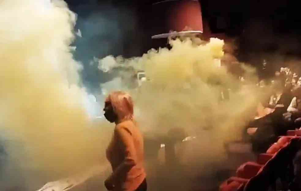 AKTIVISTI IZ NOVOG SADA NA SLOBODI: Bacili dimnu bombu na sednici gradske Komisije za planove