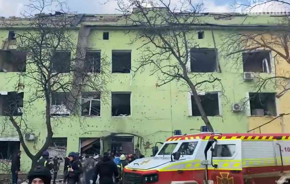 OVO JE ZVERSTVO! Bombardovana dečja bolnica u Mariupolju, mnogo je ubijenih i ranjenih žena (VIDEO)