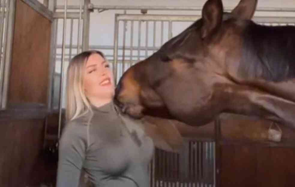 SKINUO JE JEDNIM POTEZOM: Prišla da pomazi konja, a onda je zažalila - klip pogledalo više od 25 MILIONA LJUDI (VIDEO)
