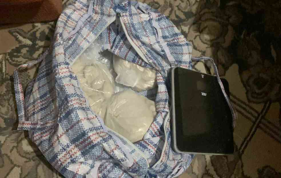 KOKAIN, HEROIN, MUNICIJA: Uhapšena trojka iz Rume, u stanu pronađene pune torbe DROGE (FOTO)