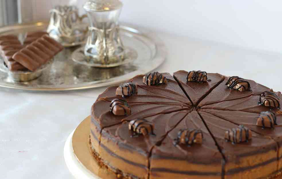 TORTA SA PUNO ČOKOLADE I KARAMELE : Recept za kojim ćete odlepiti!