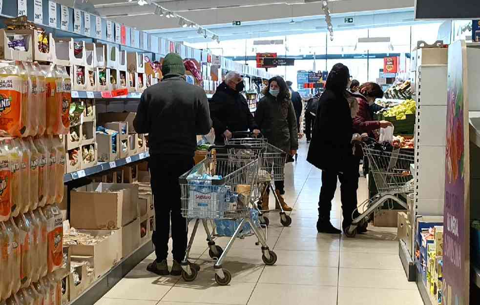 OPŠTA JAGMA ZA ULJEM! Čovek UMRO u marketu čekajući u redu