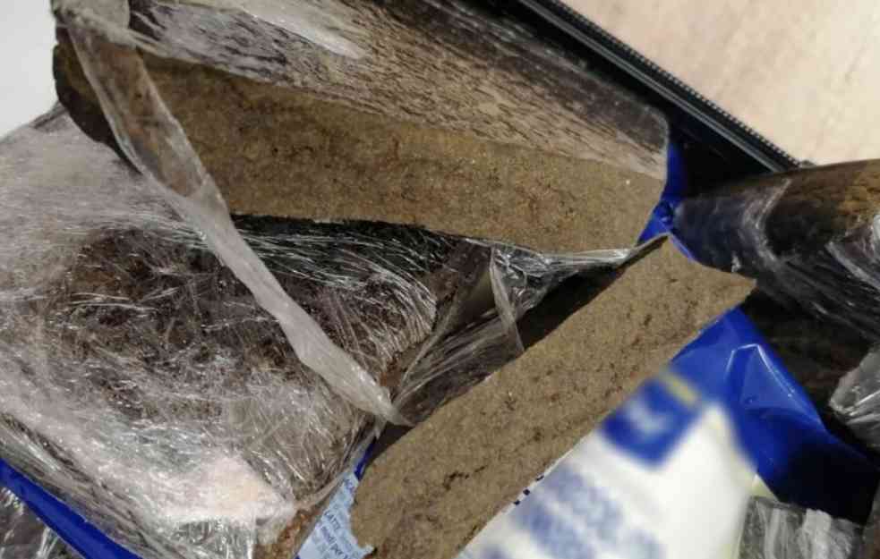 DROGU KRILI U ČOKOLADI! Uhapšeni dileri sa koferom od preko 12 kilograma narkotika (FOTO)
