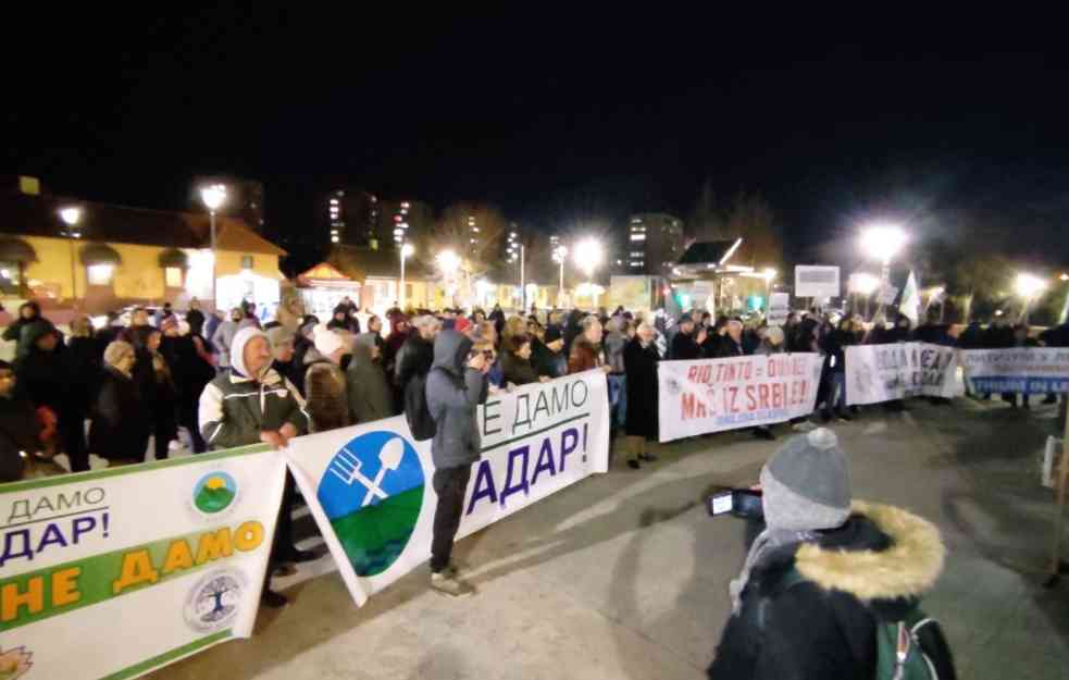PROTESTI U BORU: Je*e nam se za vaše izbore (VIDEO)