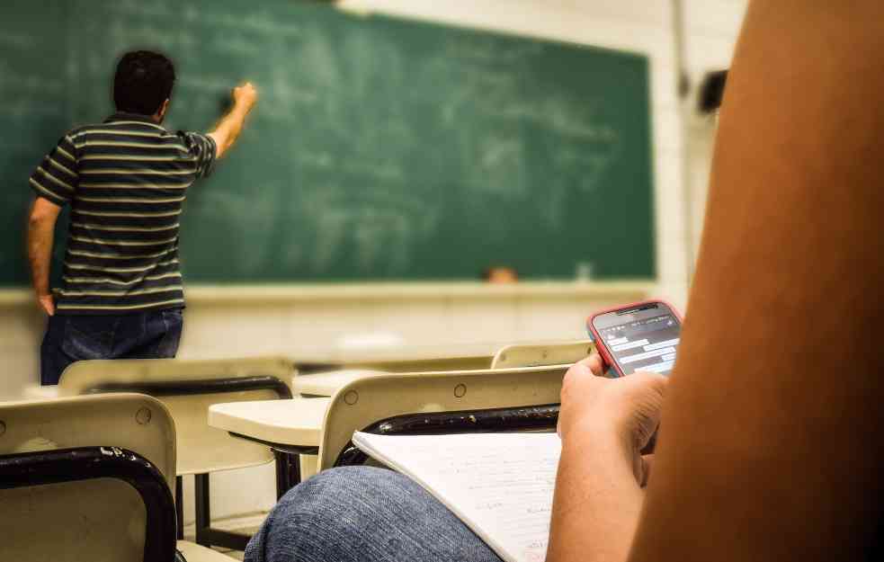 OŠTRE KAZNE ZA SVE ĐAKE: Dve škole u Srbiji već zabranile upotrebu mobilnih telefona na času