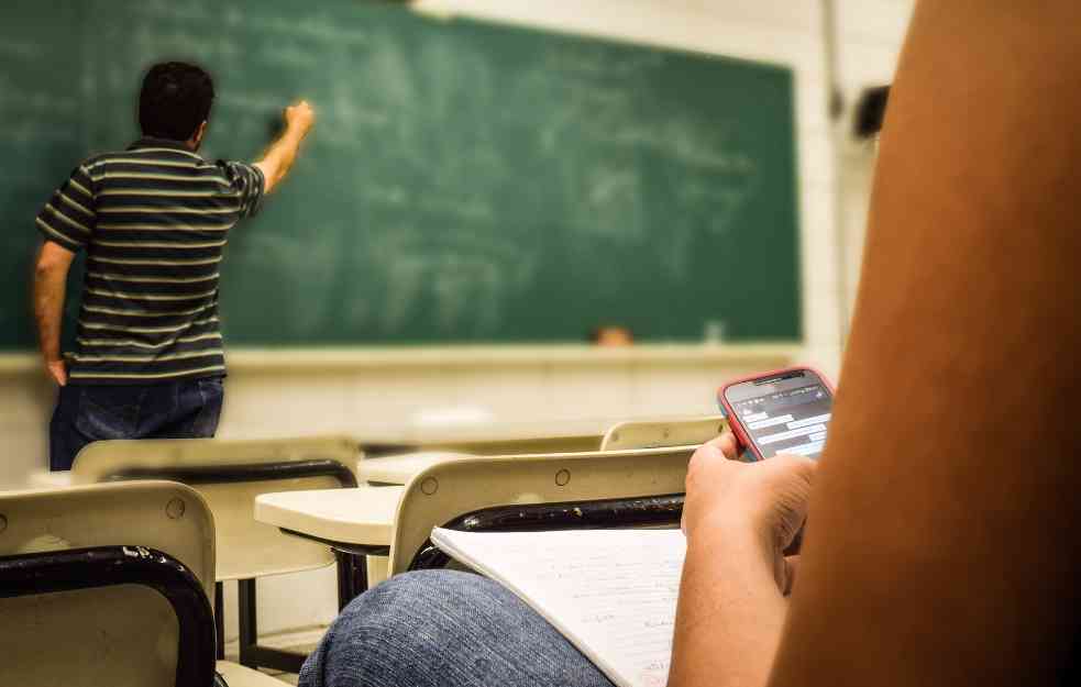 Danci zabranjuju mobilne telefone u školama