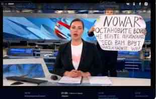 HAOS UŽIVO NA RUSKOJ DRŽAVNOJ TELEVIZIJI: Novinarka upala u kadar i poslala poruku, UHAPŠENA ODMAH (VIDEO)