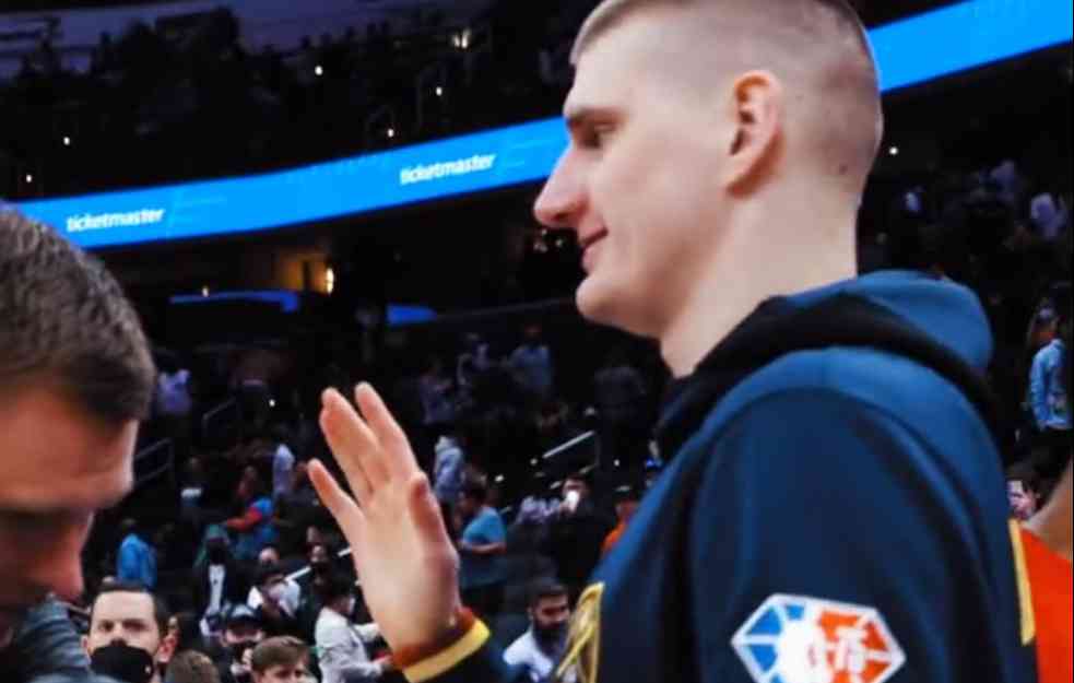 PRLJAVA ISPALA! Frustrirani Porzingis ODBIO pruženu ruku Jokića: Gaf zbog koga se usijao internet (VIDEO)