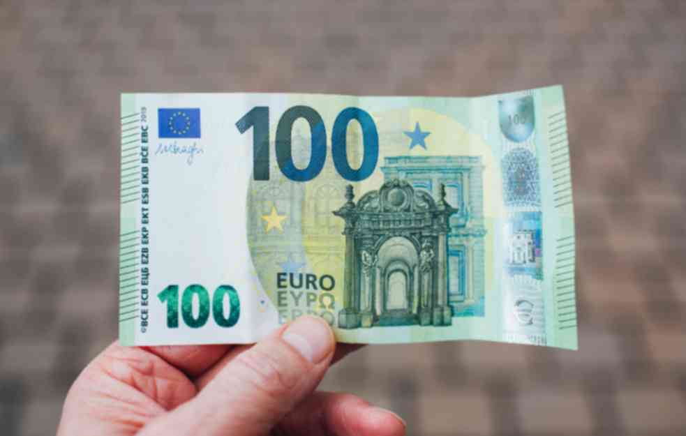 100 EVRIĆA JE ZAKON! Na Kosovu u bankama broje falsifikate, u marketima se pazari