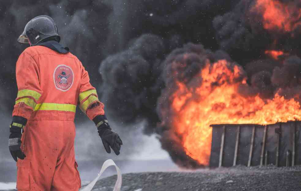 OGROMAN POŽAR U BLIZINI ŽRNOVNICE: U gašenju učestvuje 12 vozila i 36 vatrogasaca