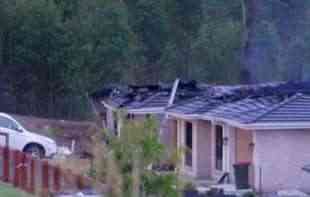 PREVEZEN U BOLNICU SA 90 ODSTO OPEKOTINA: Žena i troje dece uspeli da se SPASU iz kuće u PLAMENU (FOTO)