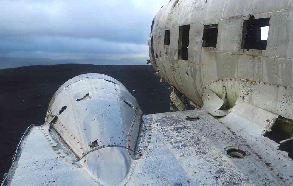 ZASTRAŠUJUĆI OBLAK DIMA OBAVIO PLANINU: Isplivao prvi snimak STRAVIČNE avionske nesreće u Kini (VIDEO)