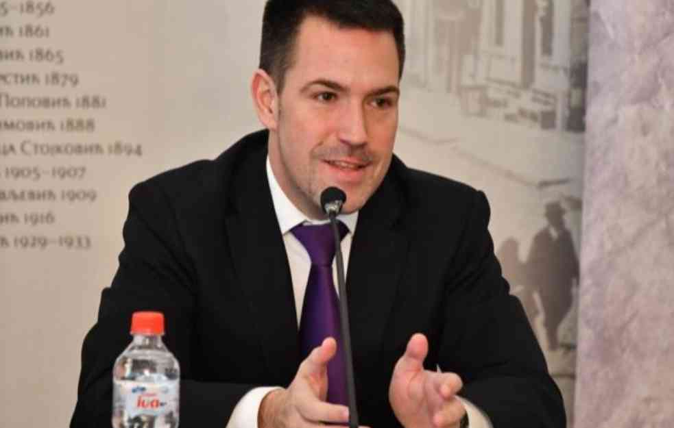 Gradonačelnik Kraljeva dobio jaje u glavu: Vruć ispraćaj za Predraga Terzića u selu Cvetke (VIDEO)
