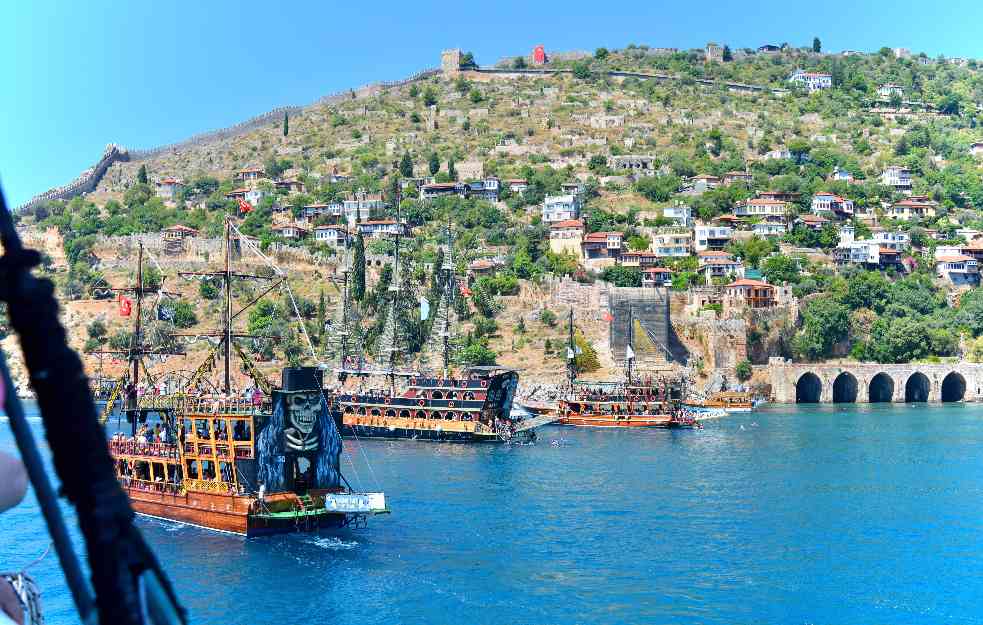 LEPE VESTI: Srpski turisti će u Tursku putovati sa ČIPOVANOM LIČNOM KARTOM 