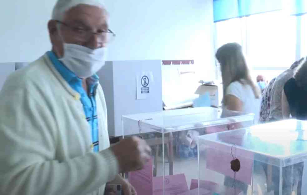 Tačno u 22h POČELO štampanje glasačkih listića (FOTO)
