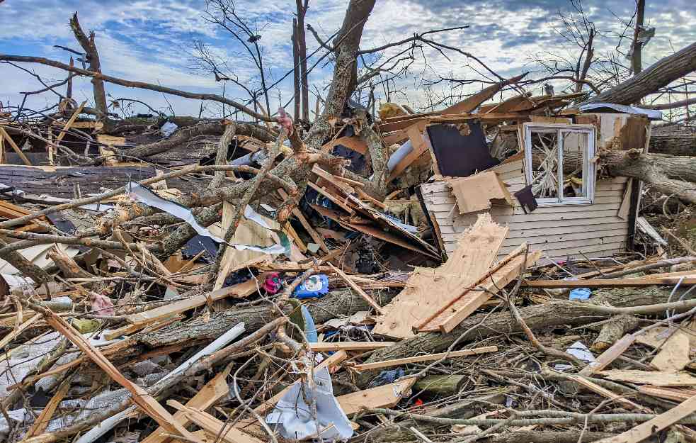 NEUMOLJIVA PRIRODA: Stravičan tornado u Nju Orleansu porušio kuće i dalekovode, ima i stradalih