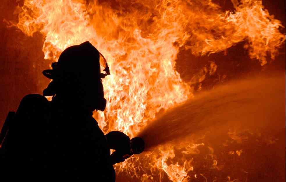 GRAĐANI GLEDALI U NEVERICI, GOREO SIMBOL ARANĐELOVCA: Lokalizovan požar u Starom zdanju