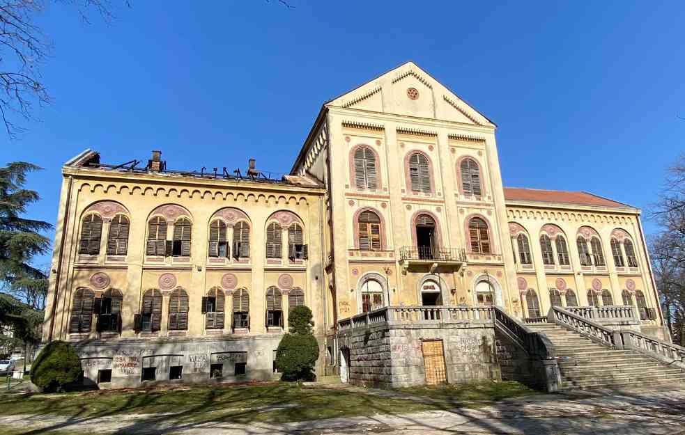 JOŠ UVEK SE OSEĆA JAK MIRIS PALJEVINE: Ovako sada izgleda hotel u Aranđelovcu, dan nakon stravičnog požara (FOTO)