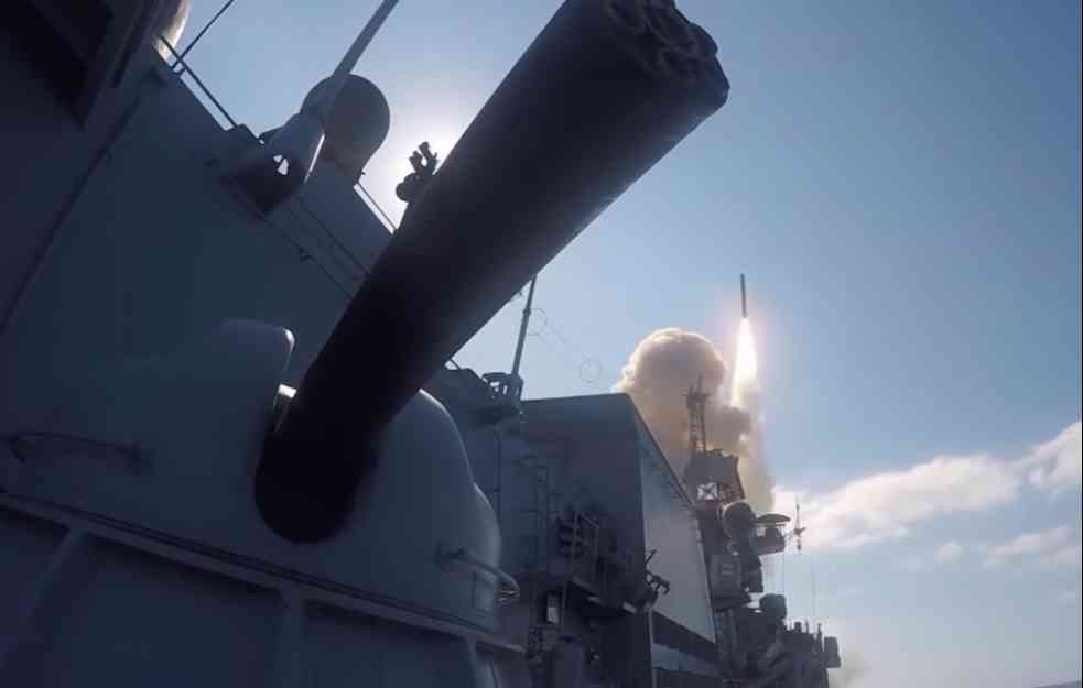 RUSI OBJAVILI SNIMKE: Lansirano osam krstarećih raketa "Kalibar" na položaje Ukrajinaca (VIDEO)