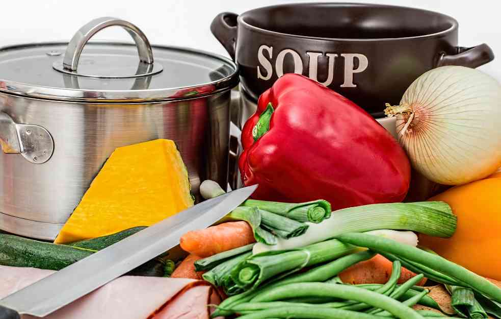 Pre nego što zasučete rukave u kuhinji trebalo bi da znate koje povrće je zdravije jesti KUVANO, a koje SIROVO?