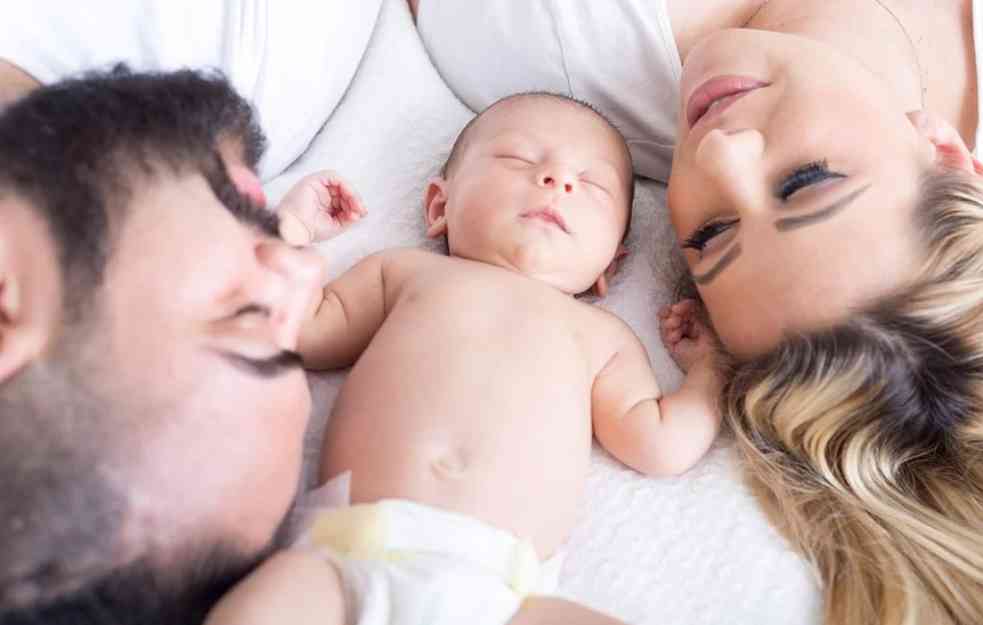 TATA ZAPALIO INTERNET! MREŽE GORE POSLE OVE IZJAVE: Samo žena treba da čuva bebu noću