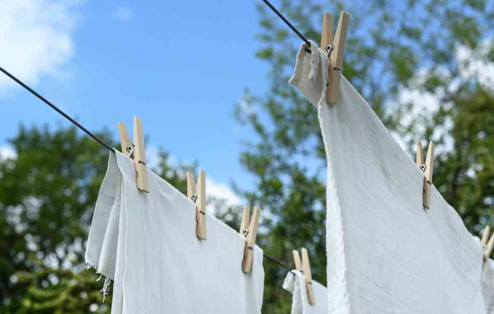 PROLEĆNO SKIDANJE FLEKA: Trik za skidanje mrlja sa bele odeće pali MILION POSTO