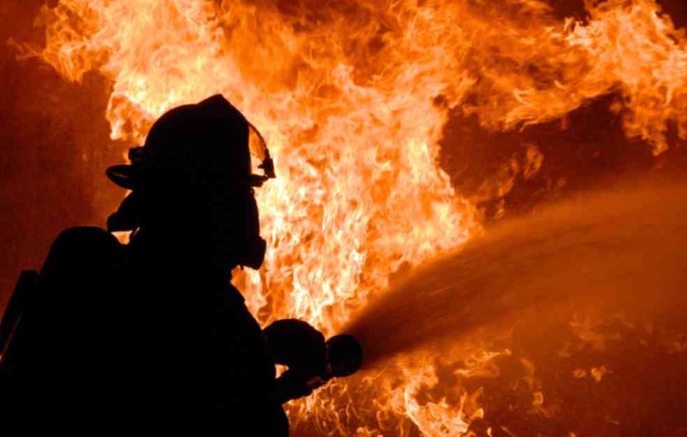 POŽAR PORED AUTO-PUTA: Vatrogasci se bore sa vatrom kod Mladenovca