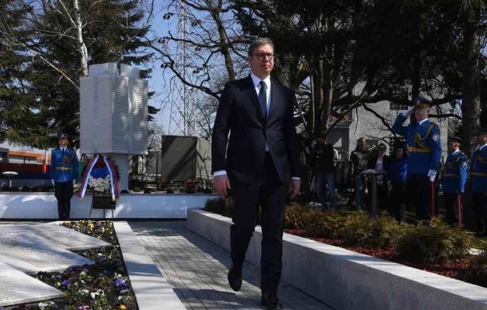 BOLJE IM JE DA ĆUTE: Vučić poslao poruku Vesliju Klarku: Žrtve neće biti zaboravljene (FOTO)